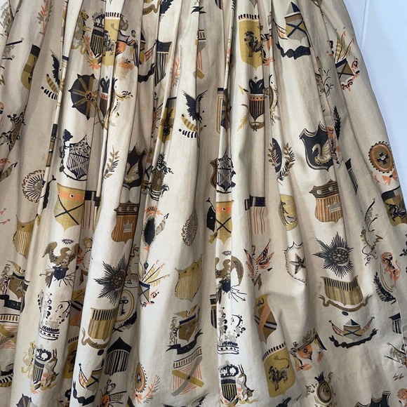 Vintage 1950s Cotton Novelty Print Circle Skirt Coat of Arms Crests Lions Arrows - Picture 4 of 15